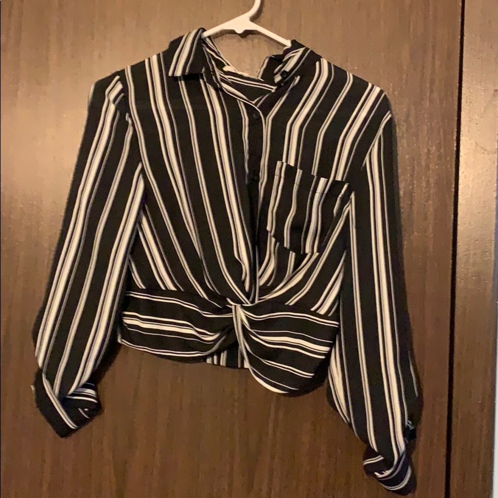 Crop top blouse.
